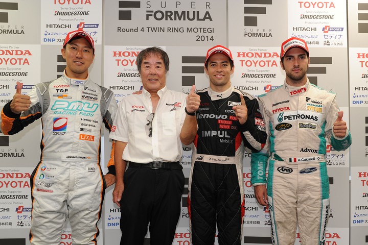 決勝フォトセッション: トップ3のドライバーと優勝チーム監督