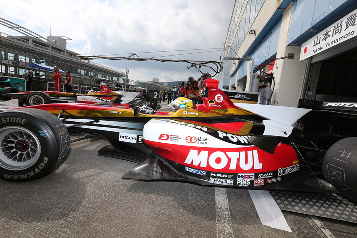 ノックアウト予選に出撃する山本尚貴（TEAM無限）