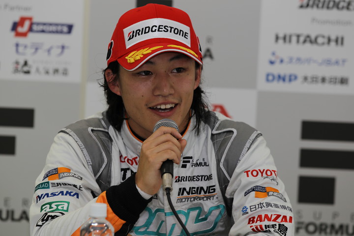 公式予選記者会見: 2位の国本雄資（P.MU/CERUMO・INGING）