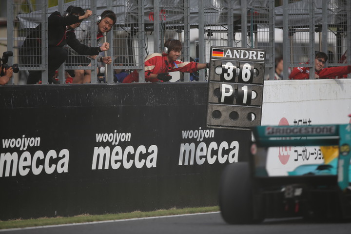 トップでゴールするアンドレ・ロッテラー（PETRONAS TEAM TOM'S）