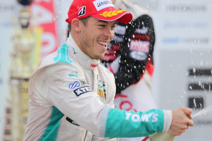 表彰台でシャンパンファイトを行う優勝したアンドレ・ロッテラー（PETRONAS TEAM TOM'S）