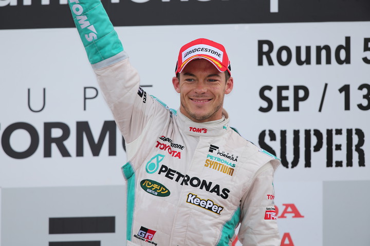 表彰台で優勝のアンドレ・ロッテラー（PETRONAS TEAM TOM'S）