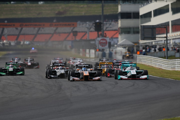 46周の決勝レースがスタートした