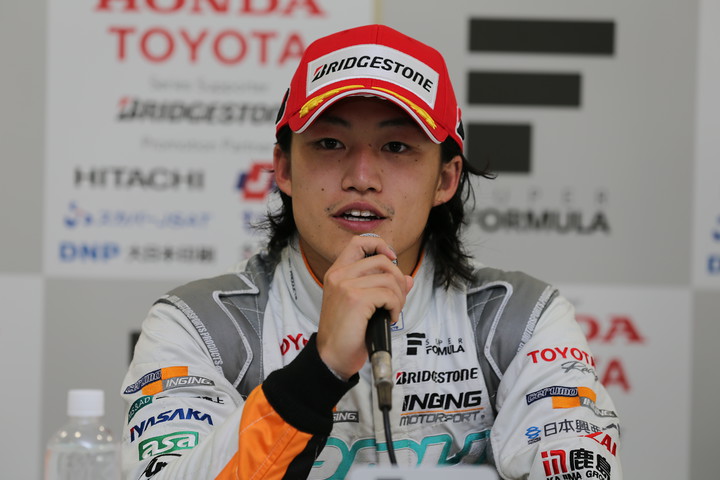 決勝記者会見: 2位の国本雄資（P.MU/CERUMO・INGING）