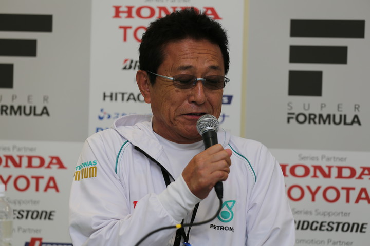 決勝記者会見: 優勝チーム監督の舘信秀氏（PETRONAS TEAM TOM'S）