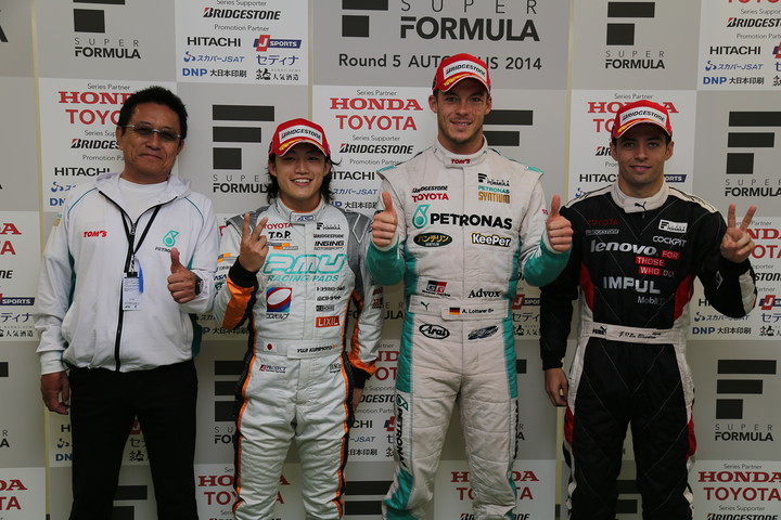 決勝フォトセッション: トップ3のドライバーと優勝チーム監督