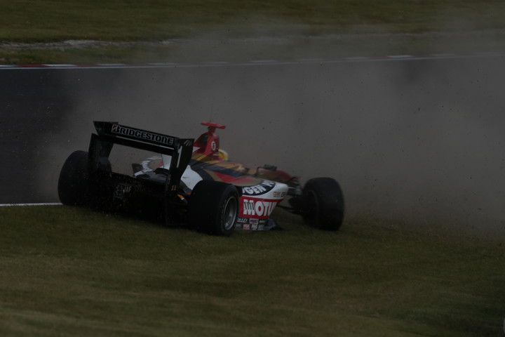 フリー走行1回目: 3コーナー立ち上がりでクラッシュする山本尚貴（TEAM無限）