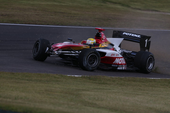 フリー走行1回目: 3コーナー立ち上がりでクラッシュする山本尚貴（TEAM無限）