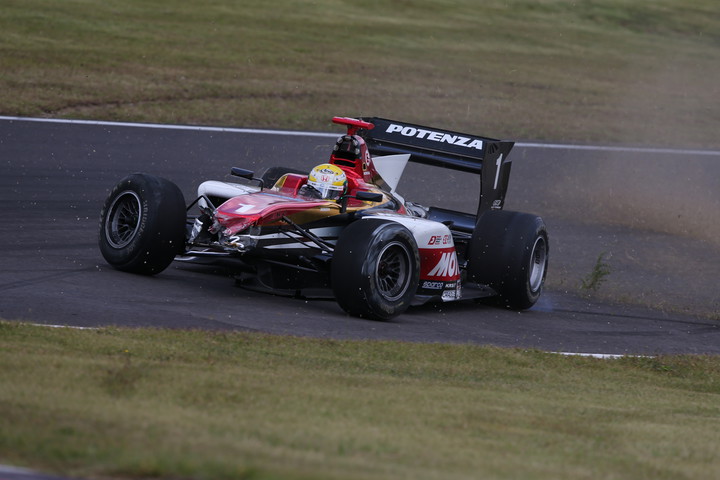 フリー走行1回目: 3コーナー立ち上がりでクラッシュする山本尚貴（TEAM無限）