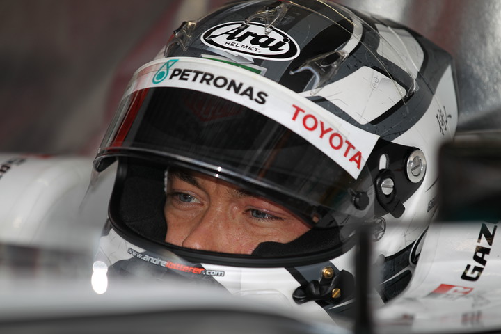 ノックアウト予選: コックピットで待機するアンドレ・ロッテラー（PETRONAS TEAM TOM'S）