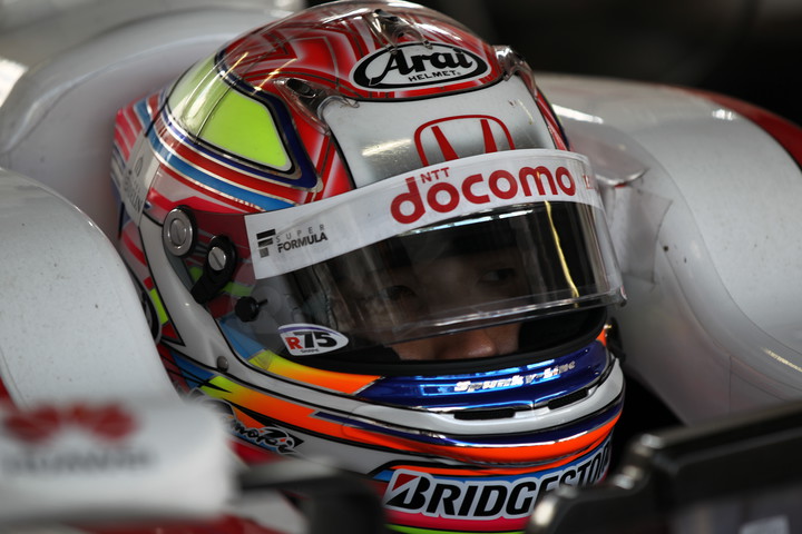 ノックアウト予選: コックピットで待機する野尻智紀（DOCOMO TEAM DANDELION RACING）