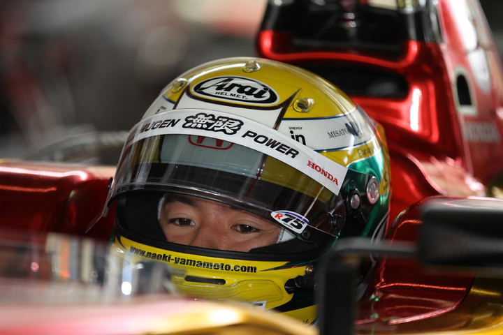 ノックアウト予選: コックピットで待機する山本尚貴（TEAM無限）