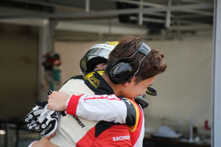 ノックアウト予選: ポールポジションを獲得しスタッフと抱き合う山本尚貴（TEAM無限）