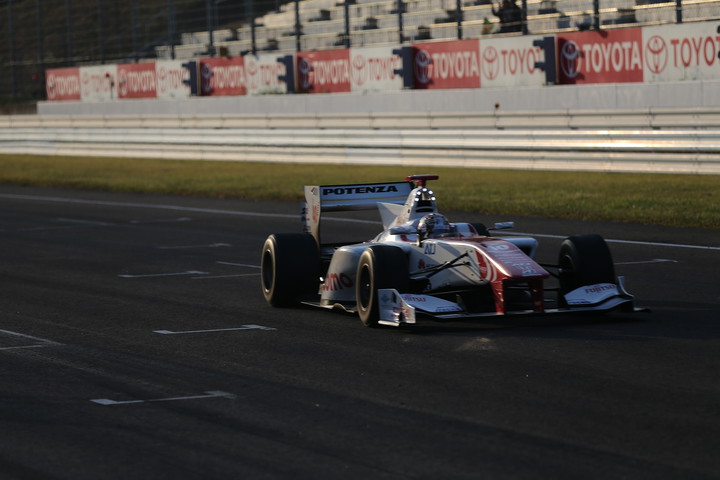 トップでゴールする野尻智紀（DOCOMO TEAM DANDELION RACING）
