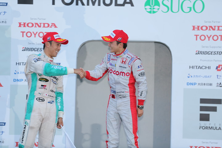 優勝した野尻智紀と健闘をたたえる中嶋一貴