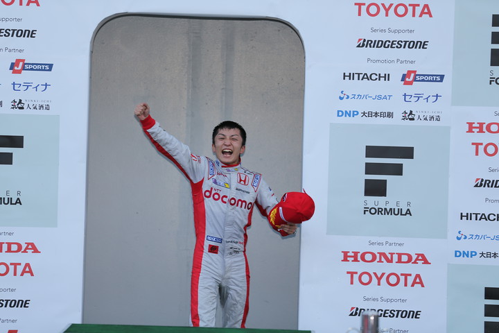 顔をくしゃくしゃにしてポディウムに登壇する野尻智紀（DOCOMO TEAM DANDELION RACING）
