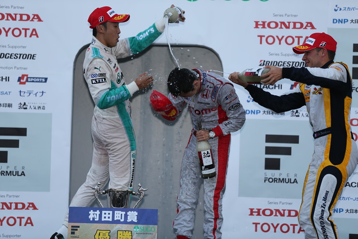 表彰式でのシャンパンファイト