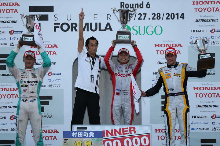 優勝した野尻智紀、2位中嶋一貴、3位ロイック・デュバルと優勝チーム監督の村岡潔氏