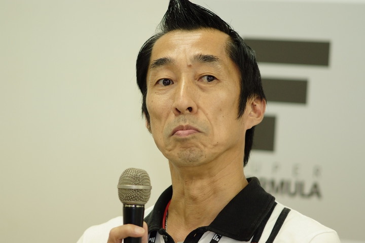 決勝記者会見: 優勝チーム監督の村岡潔氏（DOCOMO TEAM DANDELION RACING）