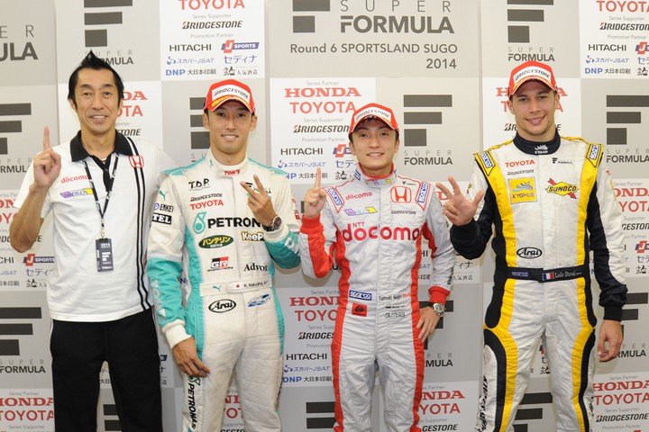 決勝フォトセッション: トップ3と優勝チーム監督