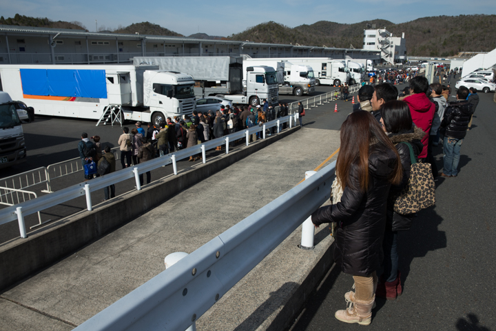 平日にもかかわらず多くのファンが訪れた