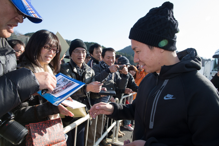 ファンにサインをする小林可夢偉（KYGNUS SUNOCO Team LeMans）