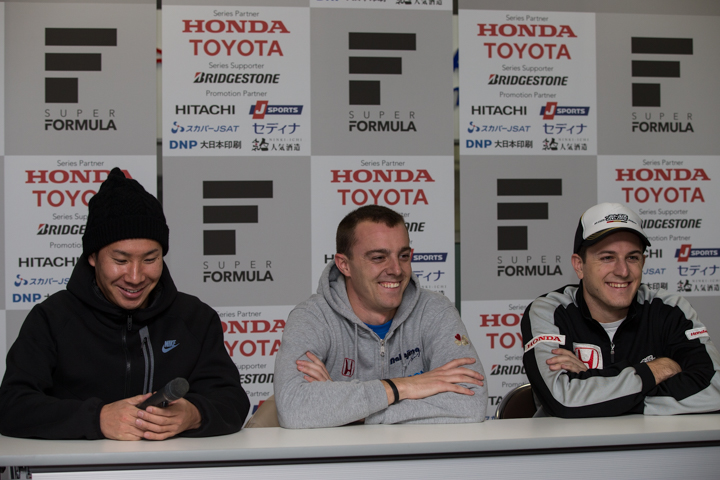 共同記者会見に出席した小林可夢偉、ベルトラン・バゲット、ファビオ・ライマー（左から）