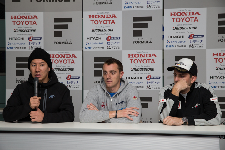 共同記者会見に出席した小林可夢偉、ベルトラン・バゲット、ファビオ・ライマー（左から）