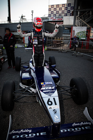 日本一を手にしてガッツポーズの牧野任祐（DODIE制動屋ルーニースポーツ）