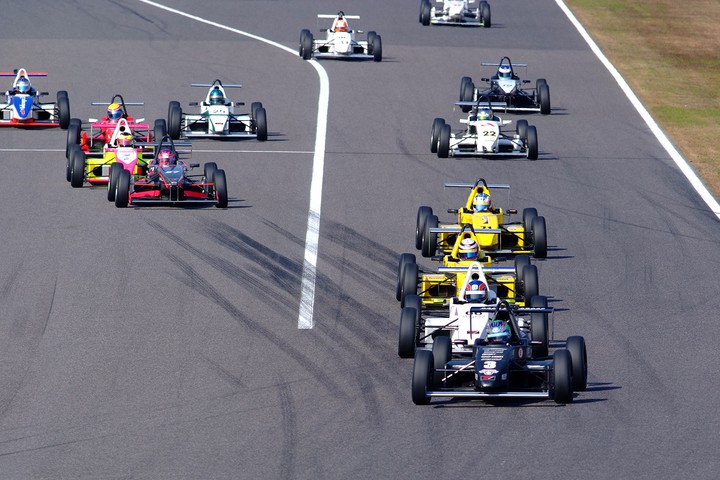 10周の決勝レースがスタートした