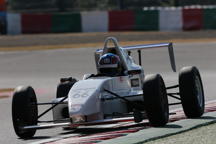 ポールポジションは橋本陸（スキルスピード）