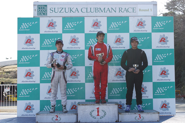 表彰式: 優勝 橋本陸（中央）、2位 河野駿佑（左）、3位 平優弥（右）