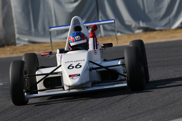 優勝して手を高々と挙げる橋本陸（スキルスピード）