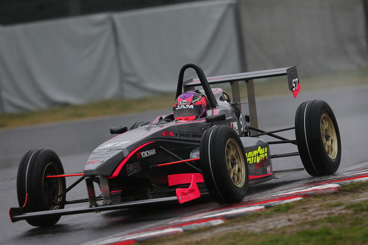 ポールポジションは吉田宜弘（DAYTONA☆KKSⅡ☆EDミスト）