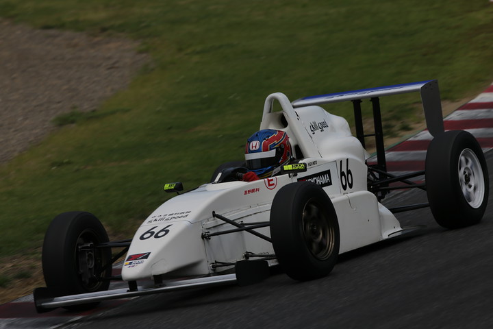 ポールポジションは橋本陸（スキルスピード）