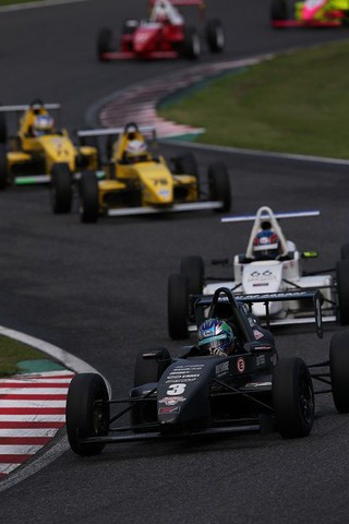 スタートを制したのは河野駿佑、2位・橋本陸、3位・佐藤駿介と続く