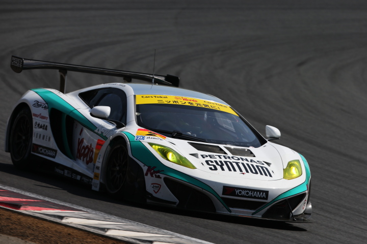 フリー走行: 高橋一穂／加藤寛規組（GT300:シンティアム・アップル・MP4-12C）