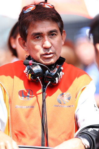 ピットウォーク: 鈴木亜久里監督（AUTOBACS RACING TEAM AGURI）