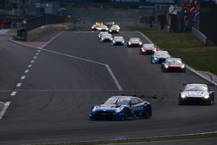 決勝レース: GT500クラスのスタートシーン