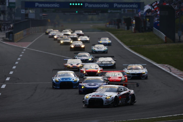 決勝レース: GT300クラスのスタートシーン