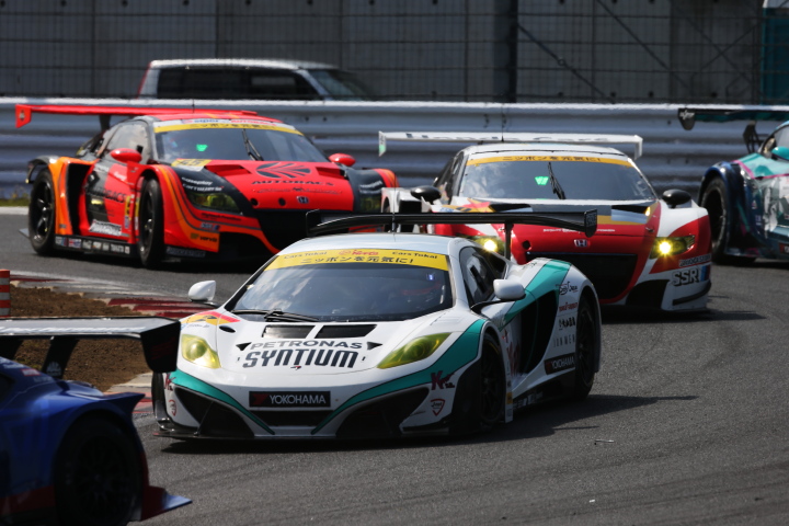 決勝レース: 高橋一穂／加藤寛規組（GT300:シンティアム・アップル・MP4-12C）