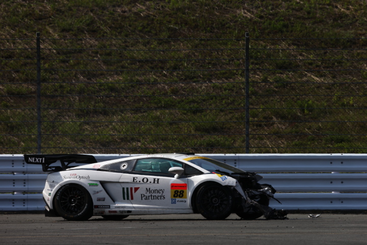 決勝レース: 青木孝行（GT300:マネパ ランボルギーニ GT3）がクラッシュ