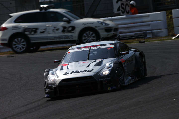 決勝レース: 本山哲／柳田真孝組（GT500:S Road MOLA GT-R）