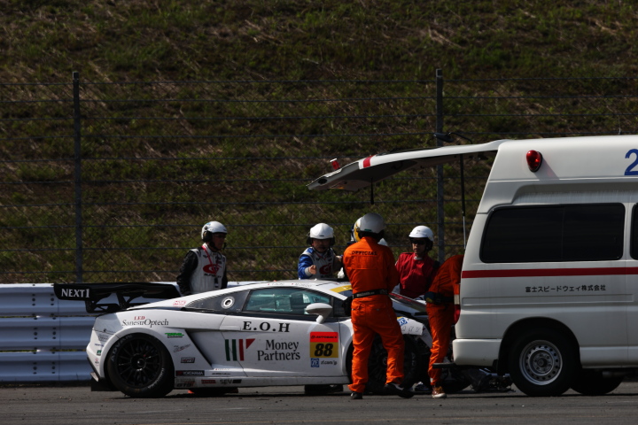 勝レース: 青木孝行（GT300:マネパ ランボルギーニ GT3）がクラッシュ
