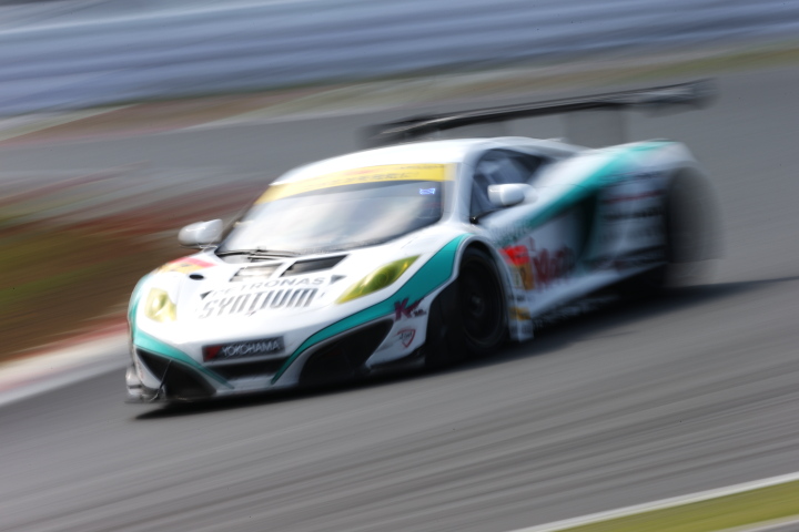 決勝レース: 高橋一穂／加藤寛規組（GT300:シンティアム・アップル・MP4-12C）