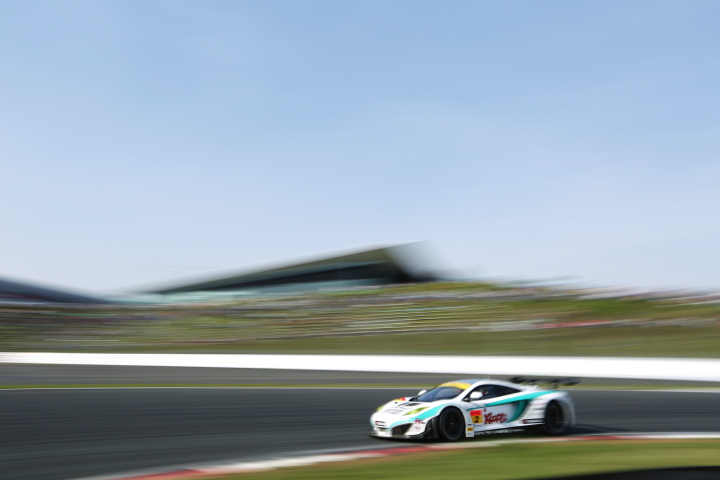 決勝レース: 高橋一穂／加藤寛規組（GT300:シンティアム・アップル・MP4-12C）