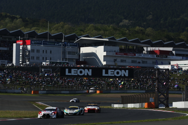 決勝レース: ヘアピンを立ち上がるGTマシン