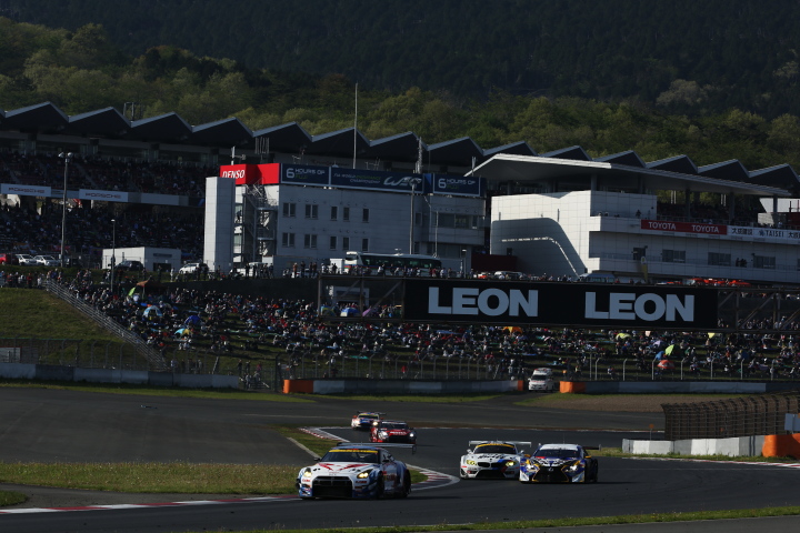 決勝レース: ヘアピンを立ち上がるGTマシン