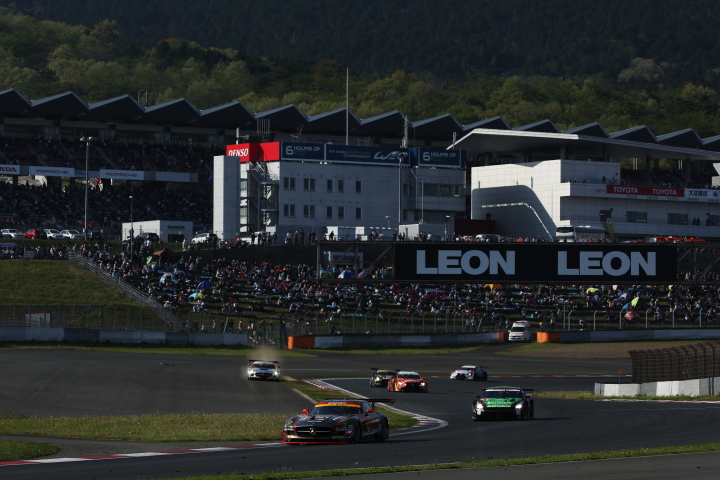 決勝レース: ヘアピンを立ち上がるGTマシン