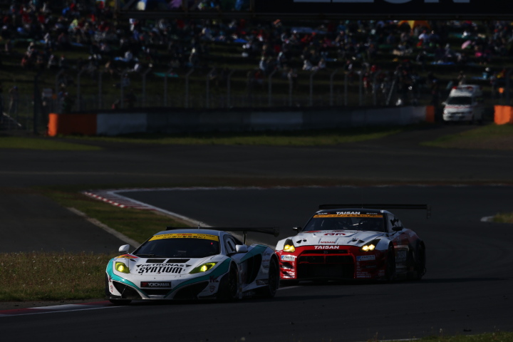 決勝レース: 高橋一穂／加藤寛規組（GT300:シンティアム・アップル・MP4-12C）